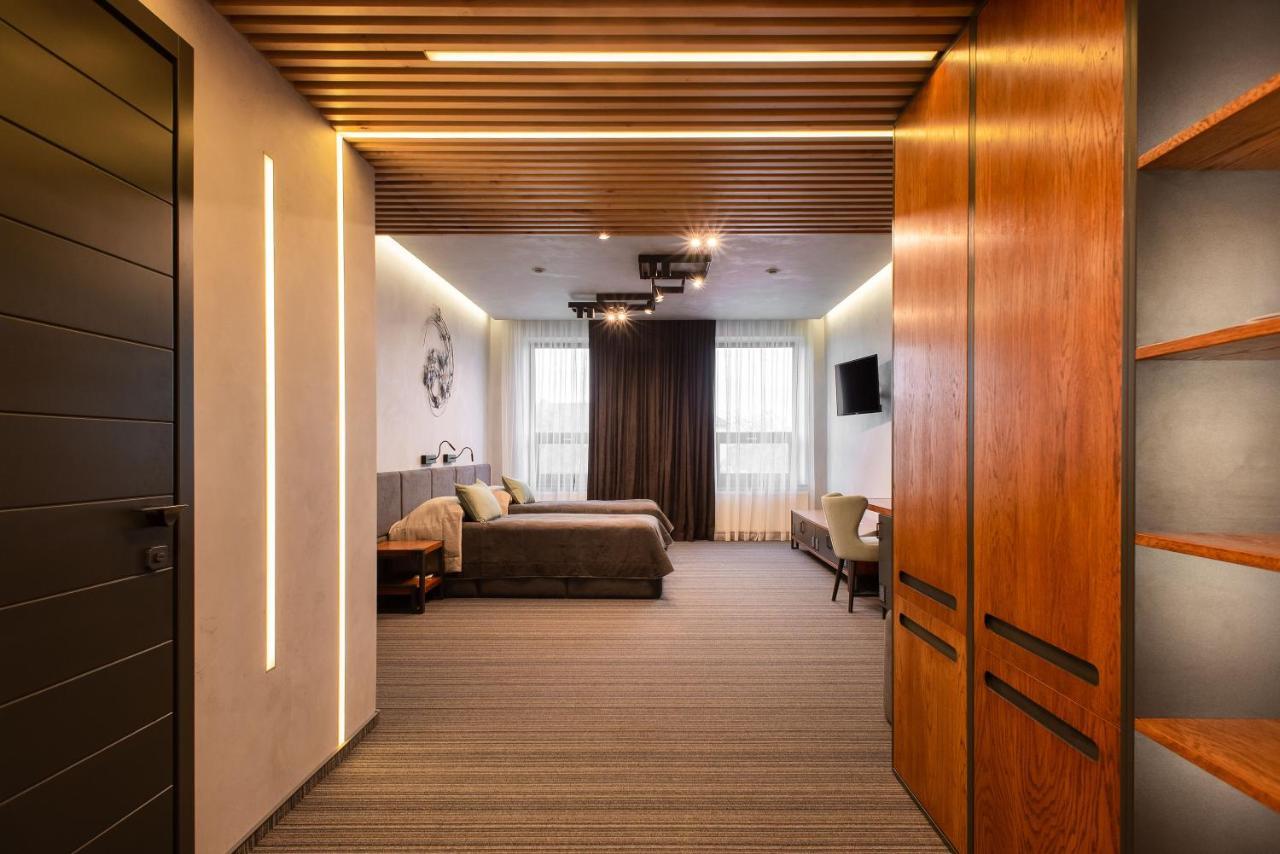 Mojo Hall Hotel Lutsʼk Esterno foto