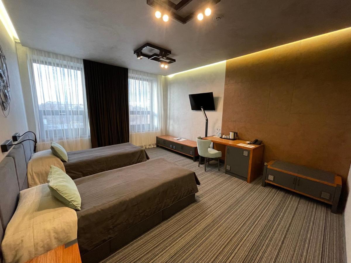 Mojo Hall Hotel Lutsʼk Esterno foto